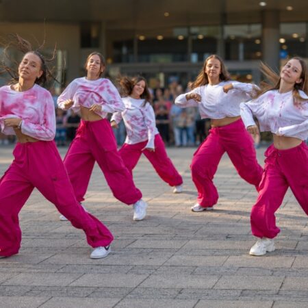 hip hop vystupenie tanečníc z Nexumu pre oc promenada