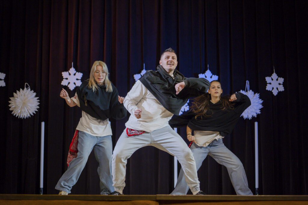 Hip hop choregrafia dospelých tanečníkov na vianočnom predstavení tanečnej školy Nexum