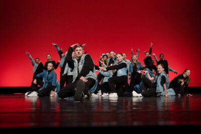 Pavol Pajo Julény so svojimi zverencami z krúžku hip hop na vystúpení v Divadle A.Bagara v Nitre